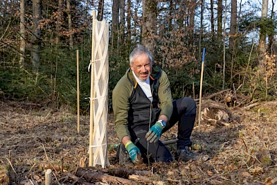 Jürgen Rehm pflanzt einen Baum