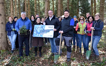 450 neue Bäume für den VR Bank Wald