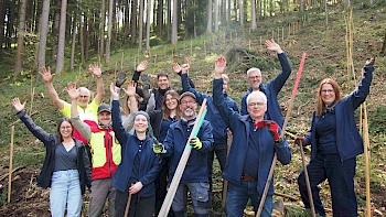 Mitarbeiter pflanzen B&auml;ume f&uuml;r neue Mitglieder