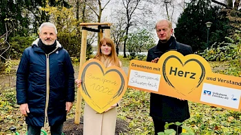 Baumpflanzaktion im Park am Schwanenteich