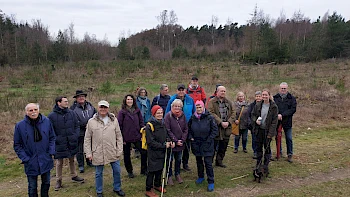 Die Försterin weist den Weg durch den Wald